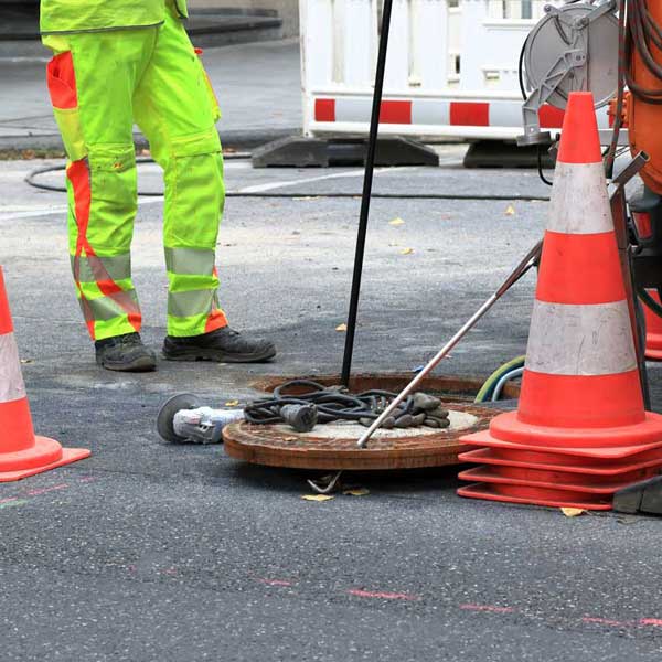 Kanalsanierung Kanaldeckel Arbeiter Umweltschutztechnik Homberger Vorschau